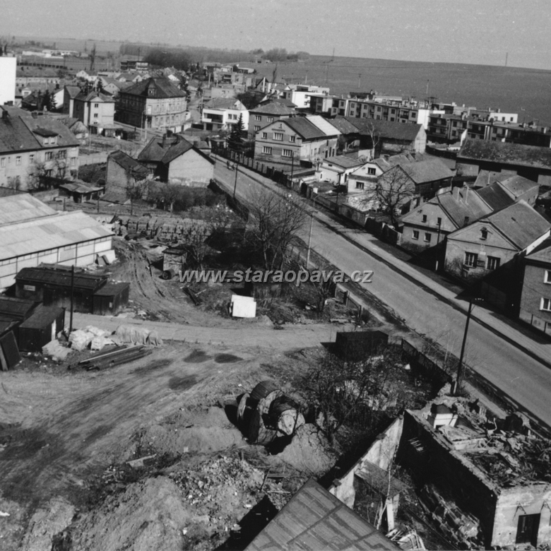 rolnicka (37).jpg - Celkový pohled na původní Rolnickou ulici v době její demolice v 80.letech 20.století. V pozadí hospoda u Zelené Lípy (U Menšíka), která stojí dodnes.